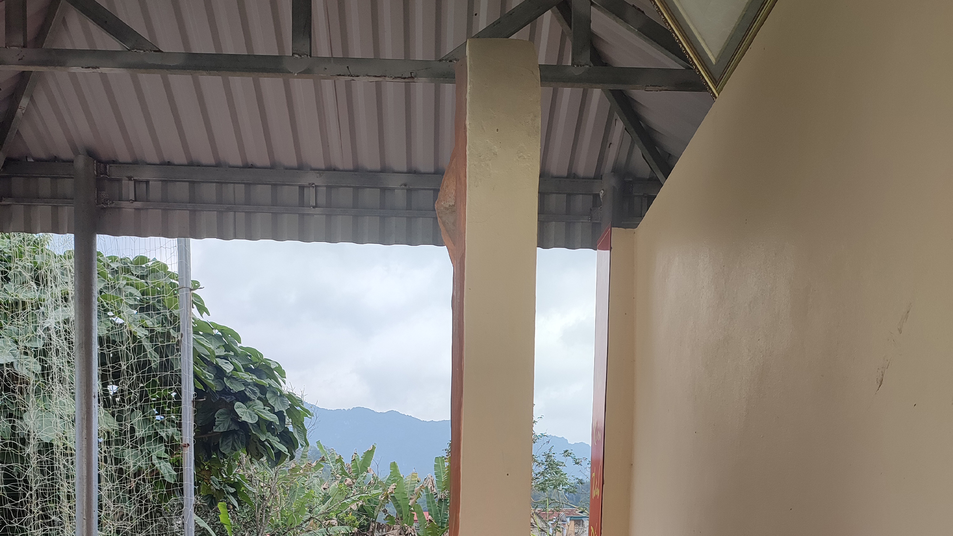 5_Phía Trên Bia.jpg